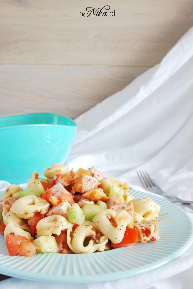 Sałatka z tortellini, ogórkiem, pomidorem i kurczakiem