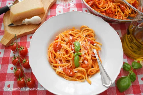 Spaghetti z sosem z pomidorków i bazylii