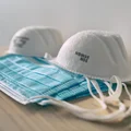 Co oznaczają skróty na maseczkach ochronnych? Wyjaśniamy!