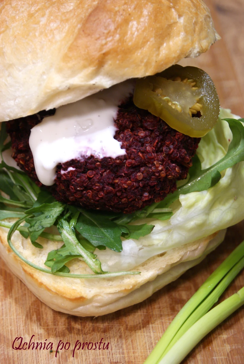 Buraczane burgery z komosą ryżową