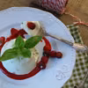 Bazyliowa panna cotta z poziomkami