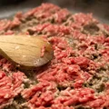 Nie popełniaj tego błędu, gdy podsmażasz mięso mielone na patelni! Może przez to stracić smak!