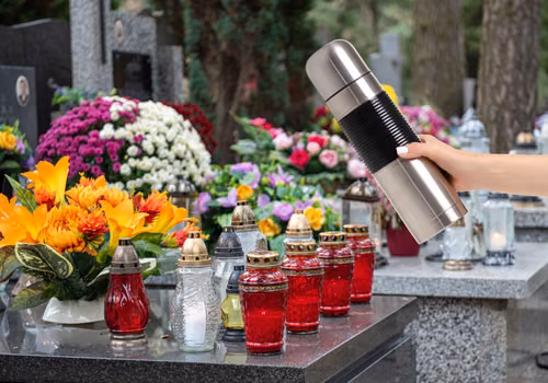 Kwiaty na grób więdną w kilka dni? Ten trik może je uratować