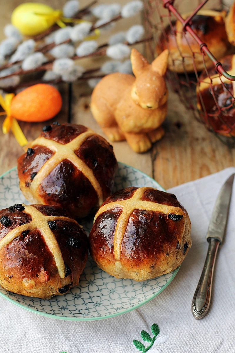 Hot cross buns - aromatyczne wielkanocne bułeczki
