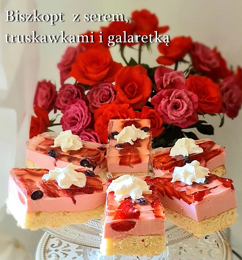 Biszkopt z serem, truskawkami i galaretką