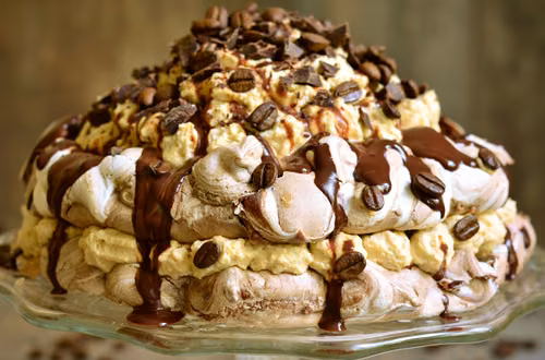 Czekoladowa Pavlova z kremem kawowym – elegancki deser na każdą okazję 🍫
