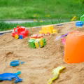 Jakie zagrożenia czekają na dziecko w piaskownicy? Jak się przed nimi uchronić?