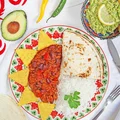 Chili con carne, podawane z guacamole