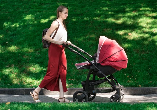 Pracująca mama dostanie z ZUS 1500 zł co miesiąc! Informacja od ZUS