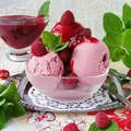 Lody malinowe z sosem