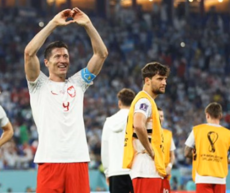 Polski piłkarz dotrzymał słowa - ogolił się na łyso po awansie na mundialu!