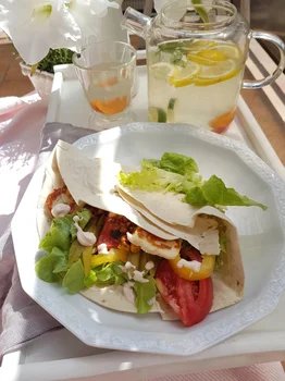 Lawasz z mięsem mielonym, serem halloumi i warzywami