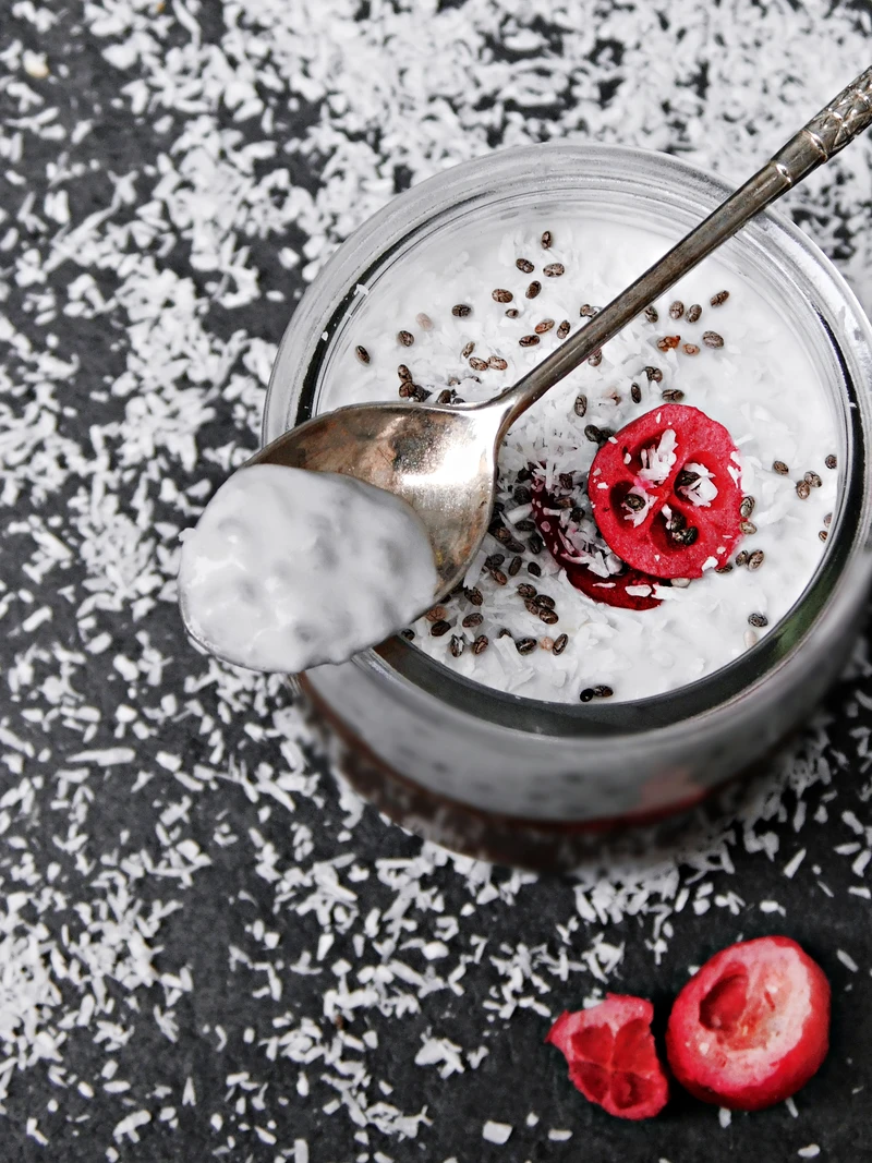 KAWOWY PUDDING Z KOKOSOWĄ ŚMIETANKĄ I CHIA (VEGAN)