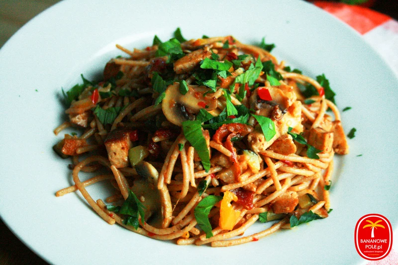 MAKARON PO AZJATYCKU Z MARYNOWANYM TOFU