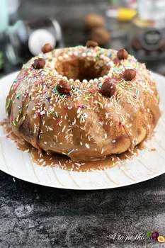 Drożdżowa babka wielkanocna z masą krówkową