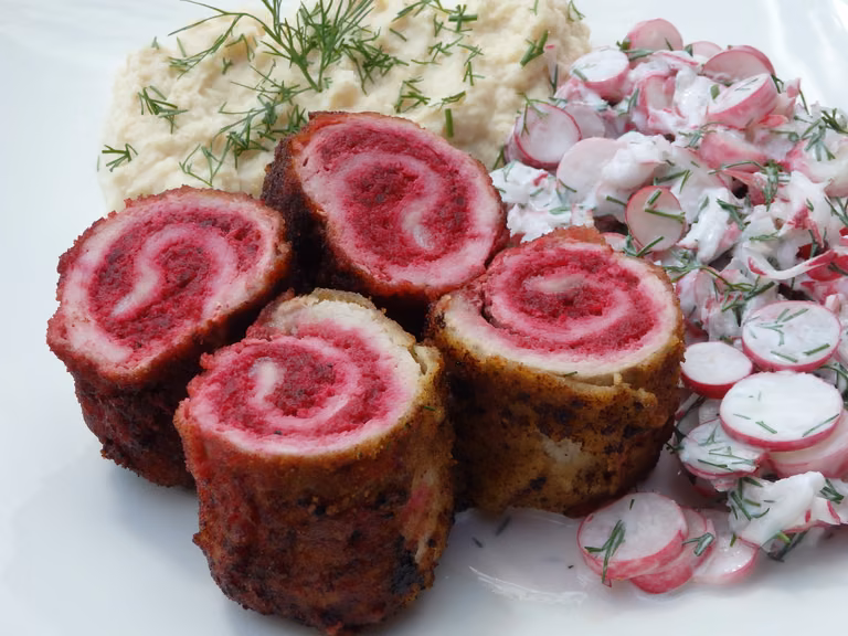 Roladki schabowe z buraczkiem i chrzanem
