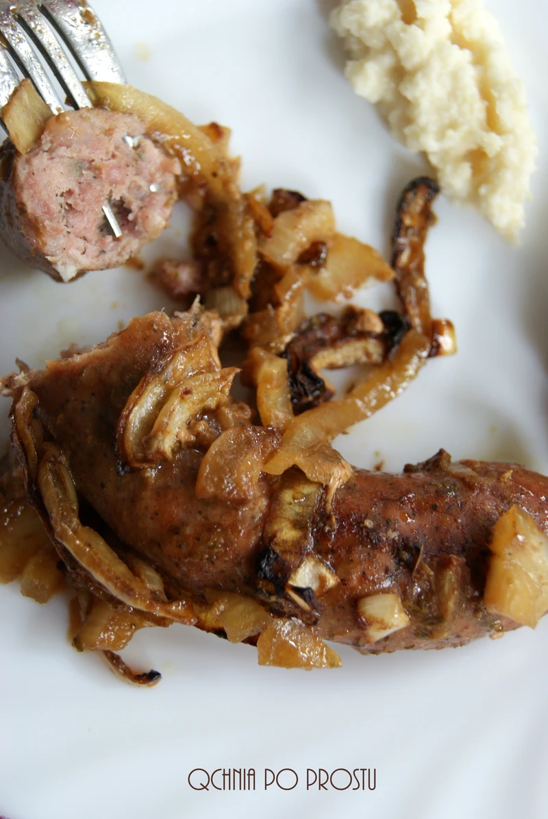 Pieczona biała kiełbasa z cebulą