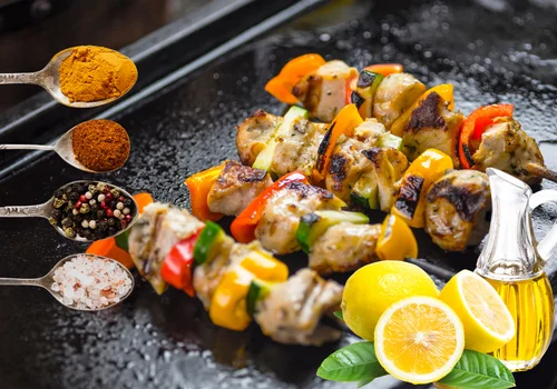 Sekret idealnych szaszłyków? Marynata osobno dla warzyw, osobno dla mięsa!