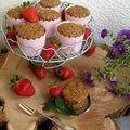 Owsiane muffinki z rabarbarem w towarzystwie truskawek