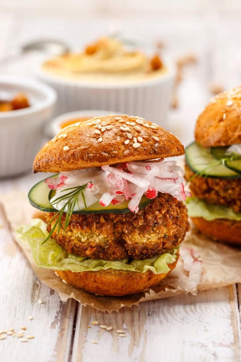FALAFEL BURGER Z RZODKIEWKĄ I OGÓRKIEM