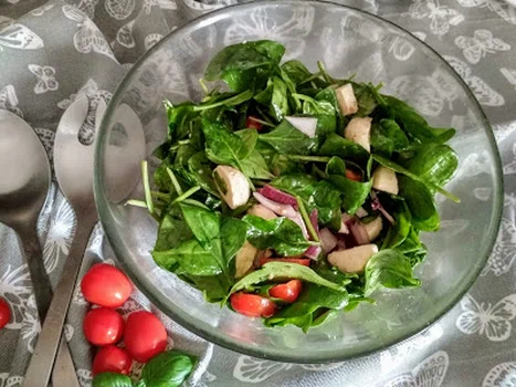 Sałatka ze szpinakiem i mozzarellą.