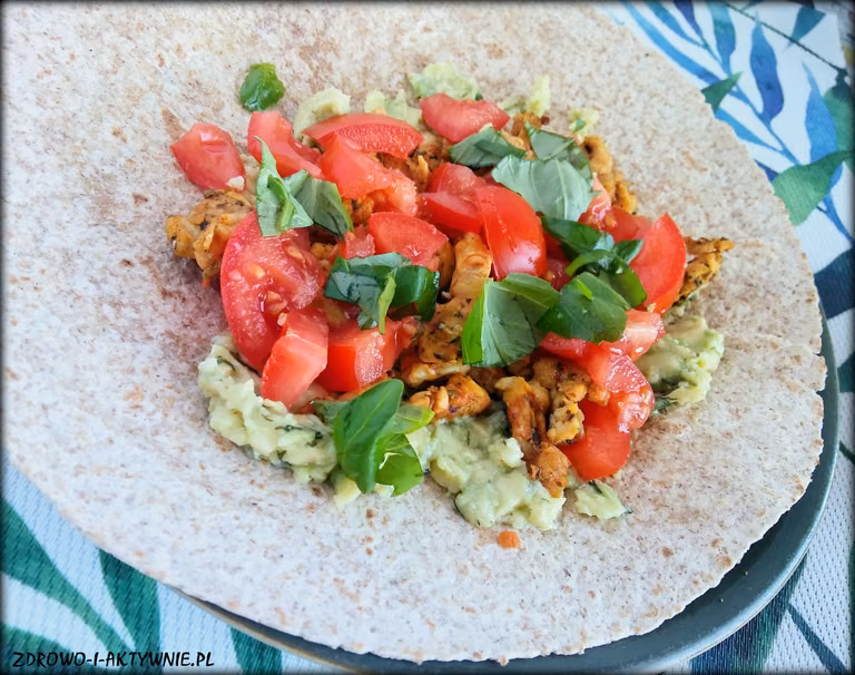 Tortilla z awokado i kurczakiem