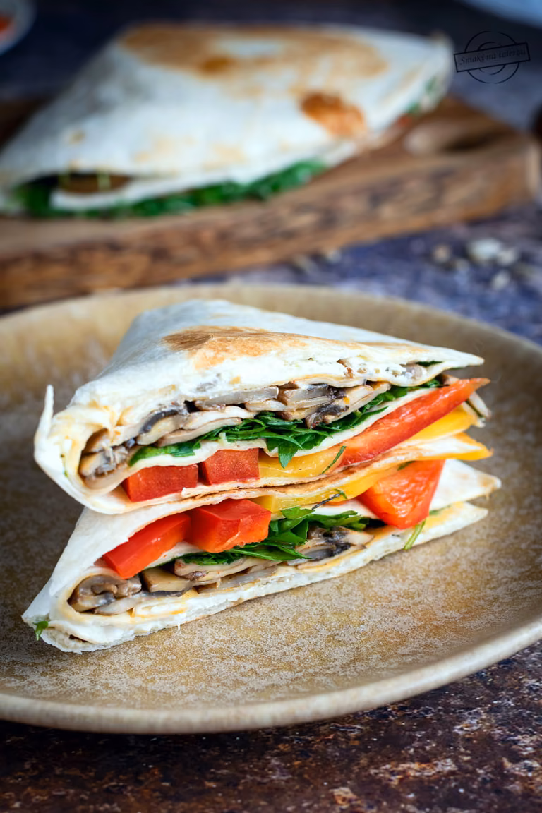 Składana tortilla z serkiem kanapkowym i pieczarkami