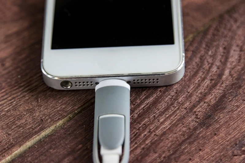 Ładujesz swój smartphone do 100%? To błąd. Sprawdź co zrobić, aby bateria wytrzymała  dłużej
