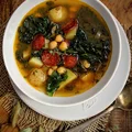 Zupa z jarmużem, ciecierzycą i chorizo