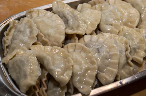 Ile mogą leżeć ugotowane pierogi z kapustą i grzybami? Odpowiedź może Cię zaskoczyć!