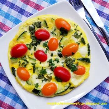 Ziołowy omlet z cukinią i mozzarellą - 358 kcal