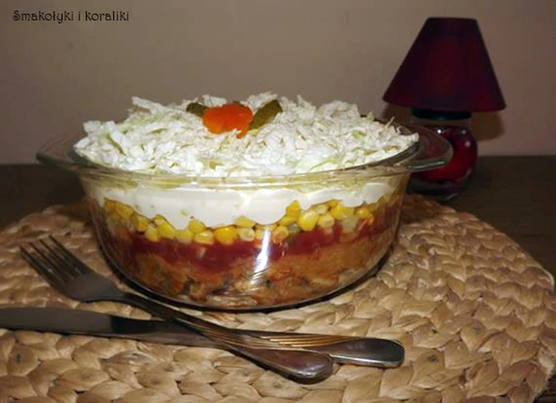 Warstwowa sałatka gyros