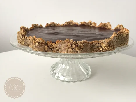 Dietetyczna tarta owsiana z masłem orzechowym