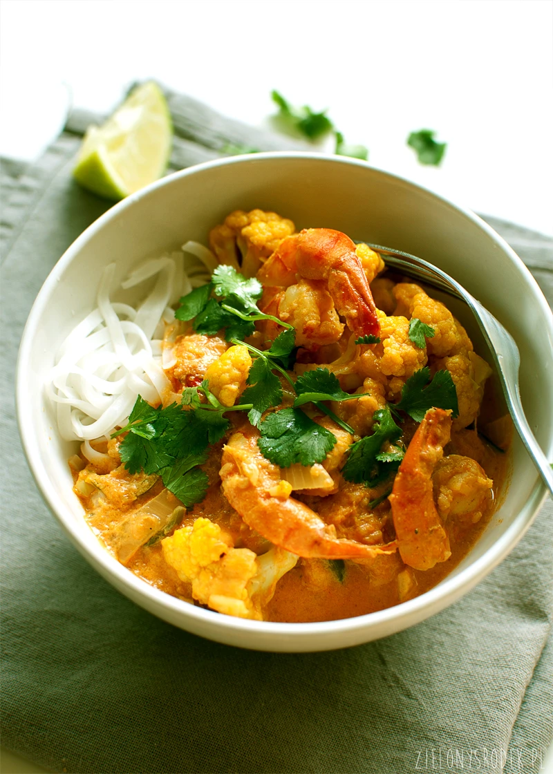 curry z krewetkami, kalafiorem, pomidorami i mlekiem kokosowym