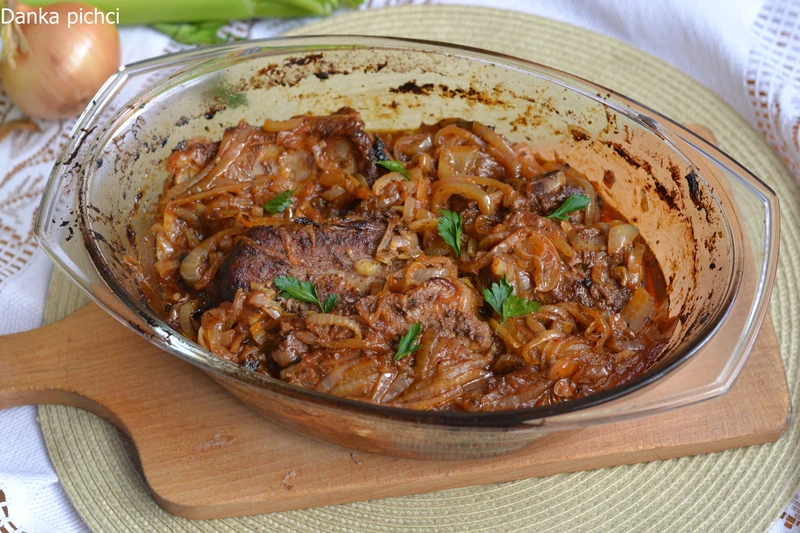 Żeberka duszone w cebuli i ketchupie