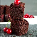 Owsiane brownie z wiśniami bez cukru, bez mleka i bez glutenu