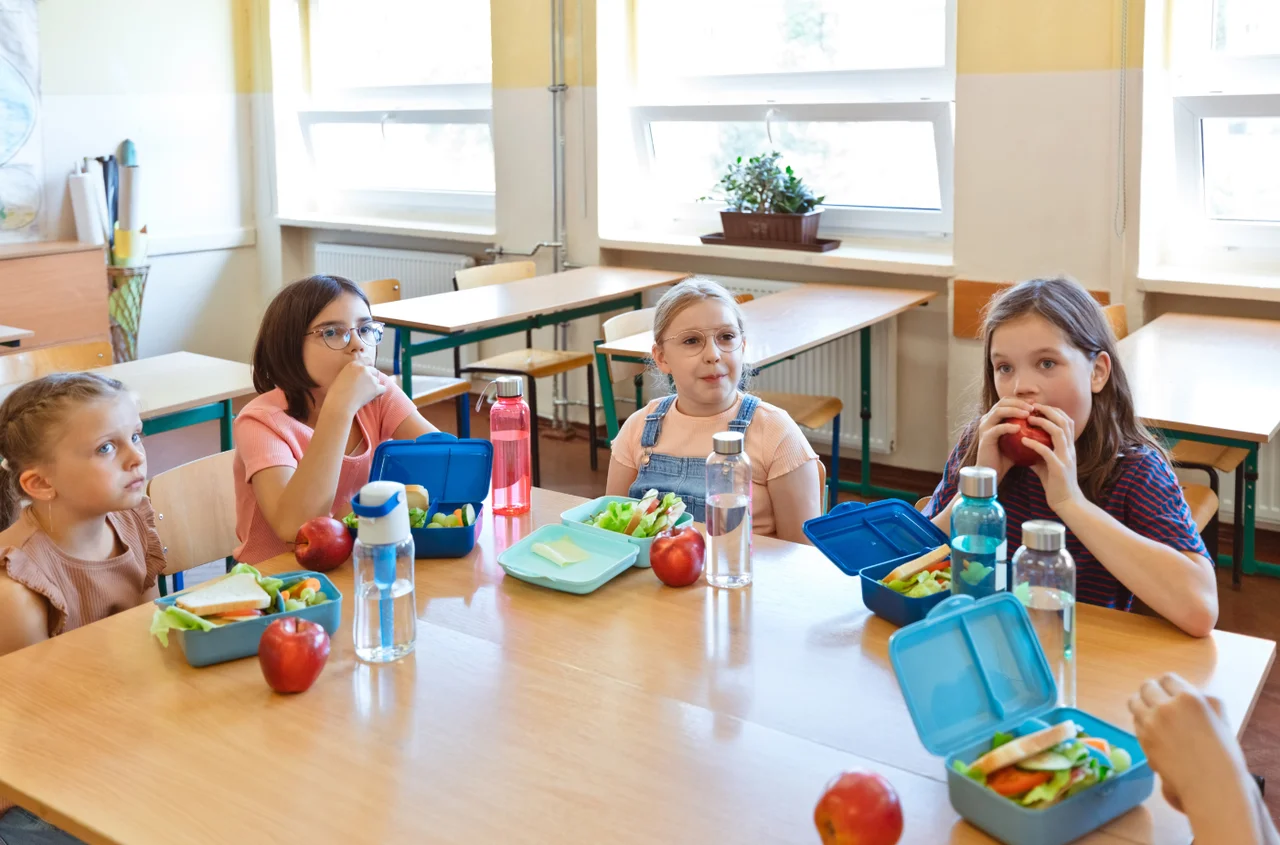 Darmowe posiłki dla dzieci i seniorów w 2025 roku! Rząd kontynuuje sprawdzony program wsparcia