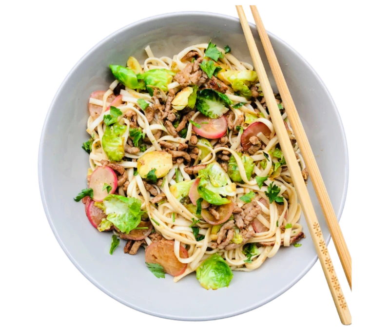 Stir fry z indyka, brukselki i rzodkiewki
