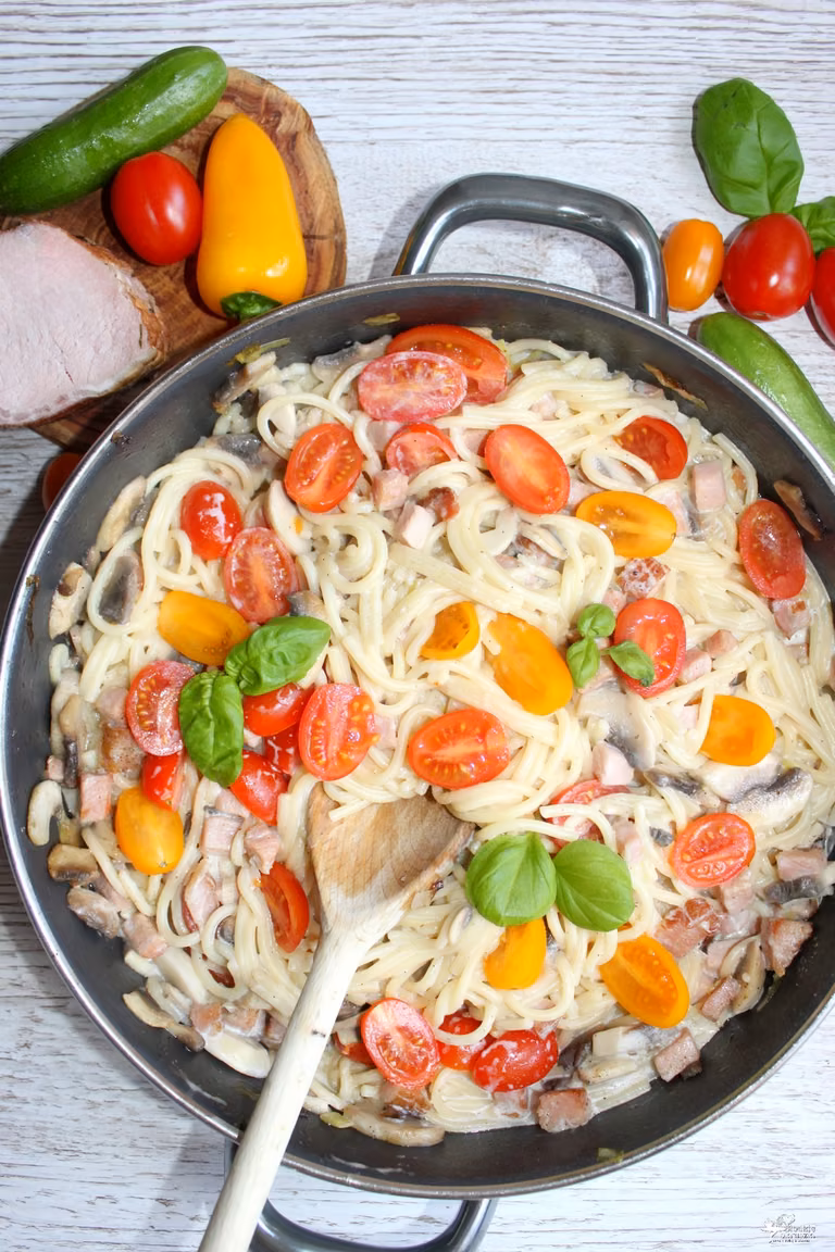 Spaghetti z polędwicą wiejską i pomidorkami