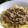 Makaron z mięsem mielonym, boczkiem i pieczarkami w śmietanowym sosie