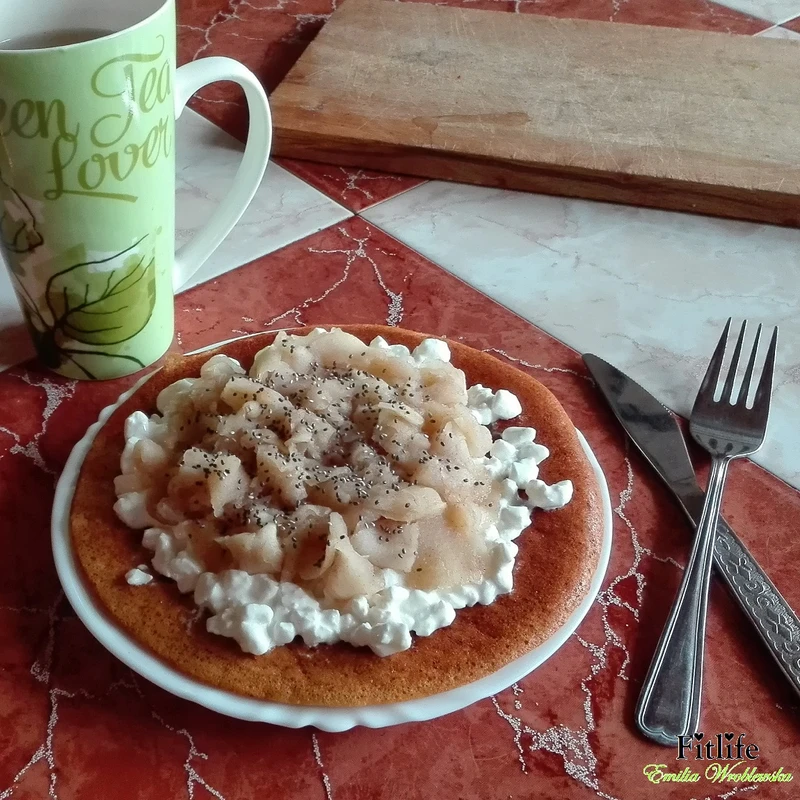 PANCAKE BANANOWY Z SERKIEM WIEJSKIM I JABŁKIEM