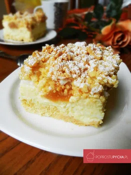 Sernik z brzoskwiniami i delikatną bezą