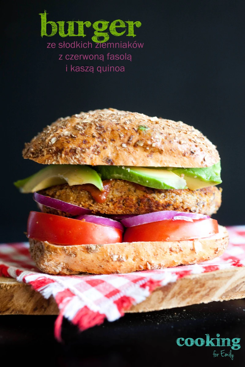 BURGER ZE SŁODKICH ZIEMNIAKÓW Z  FASOLĄ I KASZĄ QUINOA