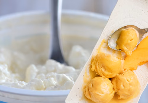 Błyskawiczne lody z serka wiejskiego i brzoskwiń – zdrowy deser z 3 składników