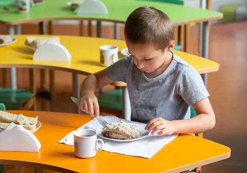 Darmowy posiłek dla każdego dziecka w szkole?! Nowy projekt ustawy obejmuje wszystkich uczniów bez względu na dochody