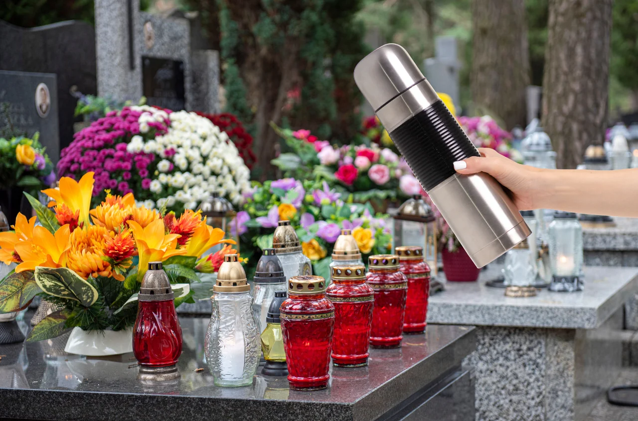 Kwiaty na grób więdną w kilka dni? Ten trik może je uratować