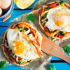 Mini pizza z jajkiem sadzonym
