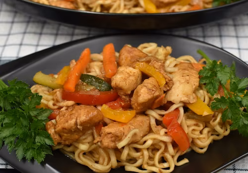 Chow Men z warzywami i kurczakiem