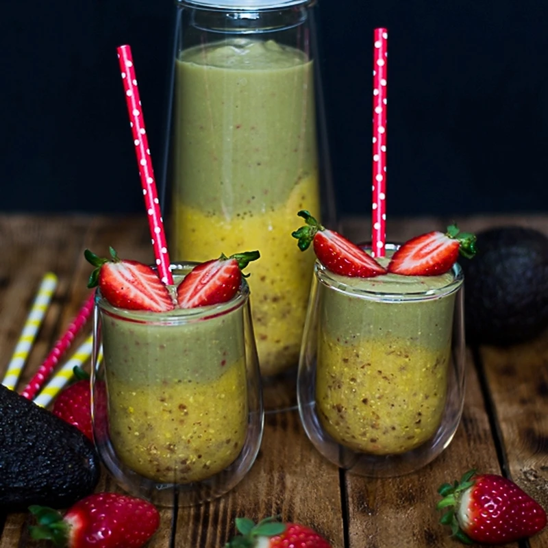 Koktajl z mango, awokado i truskawkami