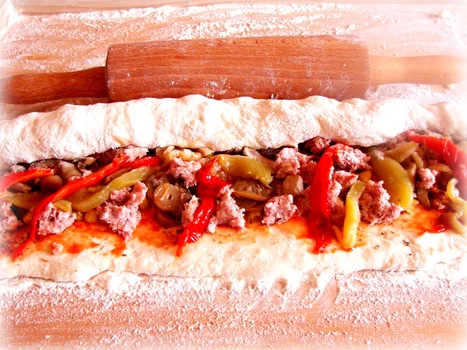 Pizzerinki- mini pizza z zawijanego ciasta drożdżowego